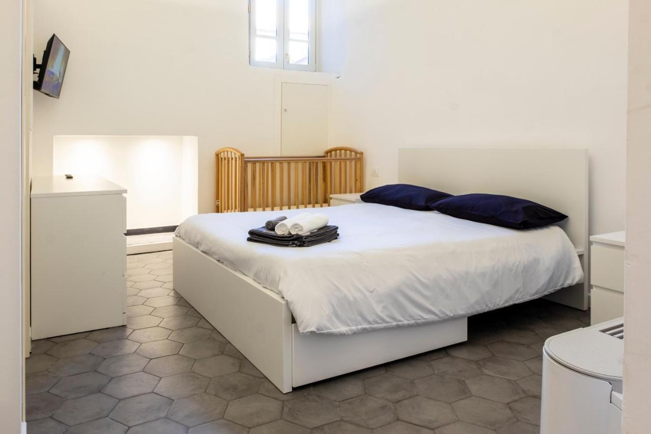 Archivolto Del Teatro Hotel Албенга Екстериор снимка